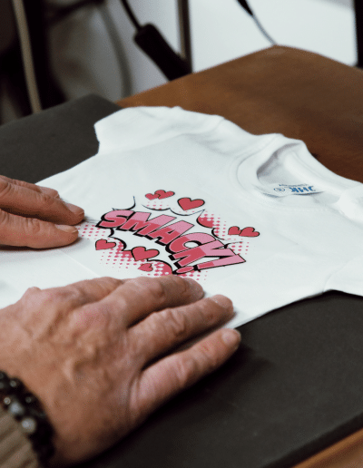 Transfert DTF posé sur un t-shirt blanc enfant, à la presse à chaud.