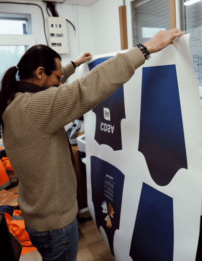Arnaud contrôle un tirage de sublimation en grand format A0 sur une imprimante Epson.